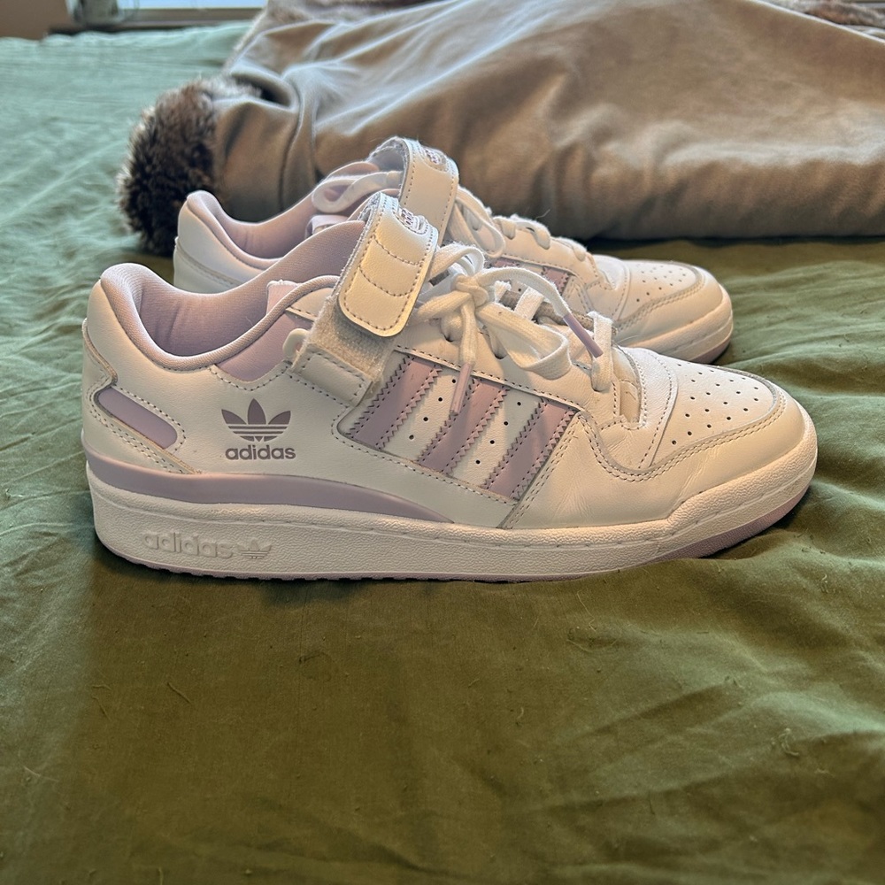 Adidas purple and white forum low sneakers